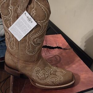 Tan Western Cowboy Boots with Embroidered Design